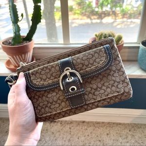 Coach Signature Wristlet Wallet / Brown